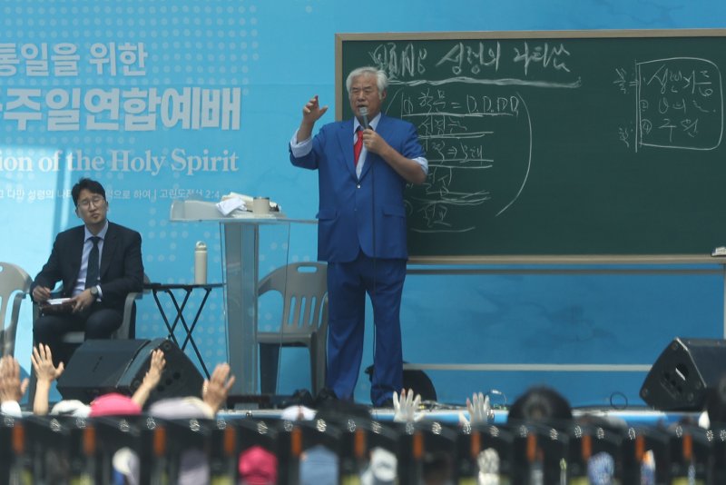 [서울=뉴시스] 조수정 기자 = 사랑제일교회 전광훈 목사 등이 25일 서울 종로구 동화면세점 앞에서 중구 서울시의회까지 이어지는 편도 전차로에서 전국주일연합예배를 하고 있다. 2025.05.25. chocrystal@newsis.com