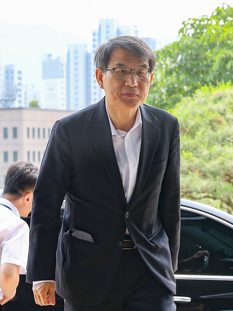 [과천=뉴시스] 김근수 기자 = 노태악 중앙선거메이저 바카라위원회 위원장이 30일 경기 과천 중앙선거메이저 바카라위원회 청사 안으로 들어가고 있다. 2025.05.30. ks@newsis.com