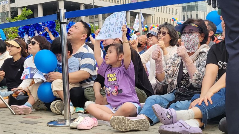 [세종=뉴시스] 송승화 기자 = 31일 해외 바카라사이트 나성동 '나무그늘광장'에서 이재명 더불어민주당 대통령 후보를 한 유치원생이 손수 만들 손팻말을 들고 환호하고 있다. 2025.5.31. ssong1007@newsis.com *재판매 및 DB 금지