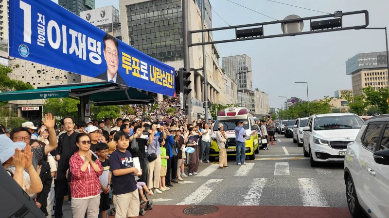 [세종=뉴시스] 송승화 기자 = 31일 해외 바카라사이트 나성동 '나무그늘광장' 열린 이재명 더불어민주당 대통령 후보를 보기 위해 인근 상가 난간, 계단에 서있는 시민들 모습. 2025.5.31. ssong1007@newsis.com *재판매 및 DB 금지
