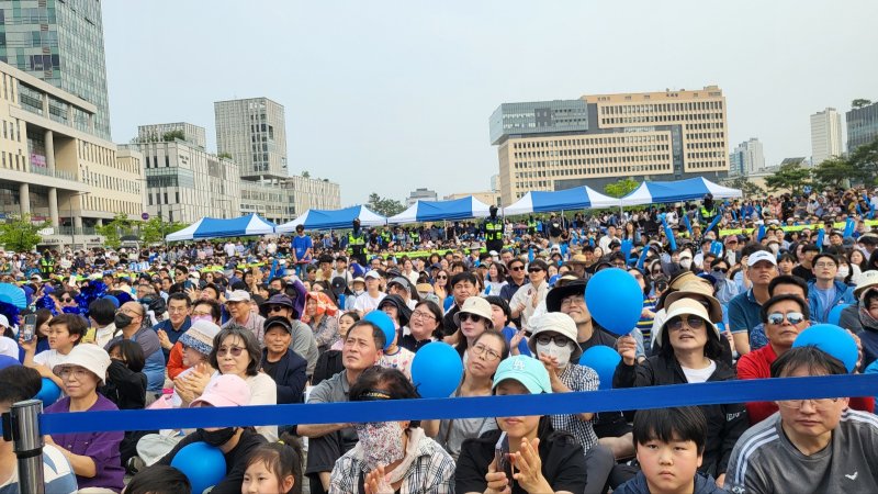 [세종=뉴시스] 송승화 기자 = 31일 해외 바카라사이트 나성동 '나무그늘광장'에서 이재명 더불어민주당 대통령 후보를 연호하는 지지자들과 시민. 2025.5.31. ssong1007@newsis.com *재판매 및 DB 금지