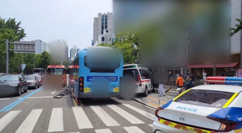 [부산=바카라 용어] 31일 오후 부산 동래구의 한 교차로에서 2차로를 달리던 사설 구급차가 1차선 바카라 용어로 들어가기 위해 차선을 변경하던 중 시내버스와 부딪혔다. (사진=부산경찰청 제공) 2025.05.31. photo@newsis.com *재판매 및 DB 금지