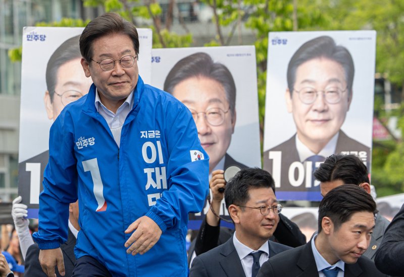 이재명 더불어인터넷 바카라사이트 대통령 후보가 31일 세종시 나성동 나무그늘광장에서 열린 유세에 도착해 연단에 오르고 있다. ⓒ News1 이재명 기자