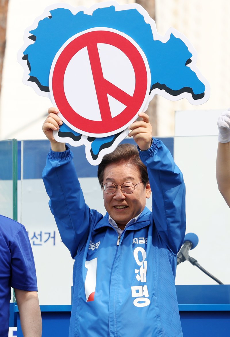 [청주=뉴시스] 조성우 기자 = 바카라 사이트 디시 더불어민주당 대선후보가 31일 오후 충북 청주시 오창프라자1 앞 광장에서 열린 집중유세에서 기표동장 모양의 판넬을 들고 투표 독려 퍼포먼스를 하고 있다. 2025.05.31. xconfind@newsis.com