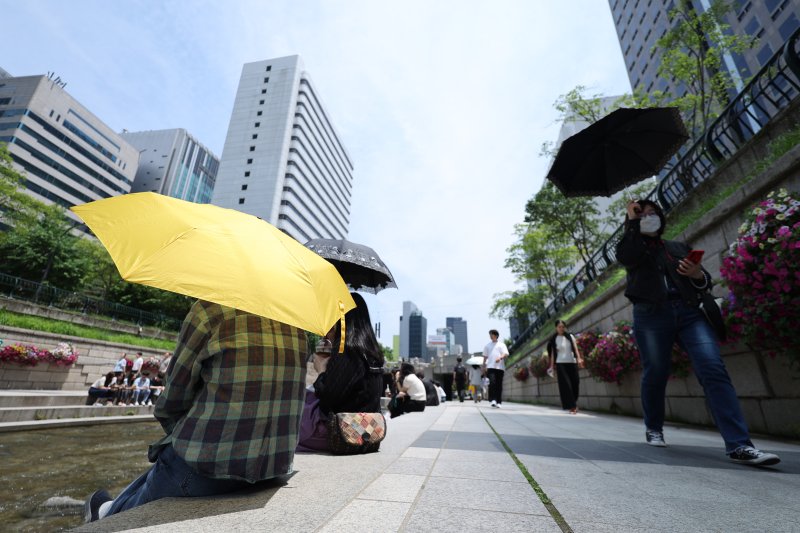 라이브 바카라사이트 청계광장에서 겉옷을 벗거나 양산을 쓴 시민들이 올해 마지막 봄을 즐기고 있다. 2025.5.26/뉴스1 ⓒ News1 신웅수 기자