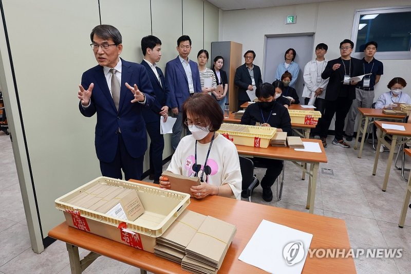 회송용 봉투 접수 과정 살피는 노태악 선관위원장 (출처=연합뉴스)