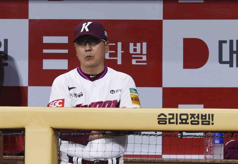 [서울=뉴시스] 김근수 기자 = 22일 서울 구로구 고척스카이돔에서 열린 2025 KBO리그 삼성 라이온즈와 키움 히어로즈의 경기에서 홍원기 키움 바카라사이트 카지노판이 경기를 지켜보고 있다. 2025.05.22. ks@newsis.com