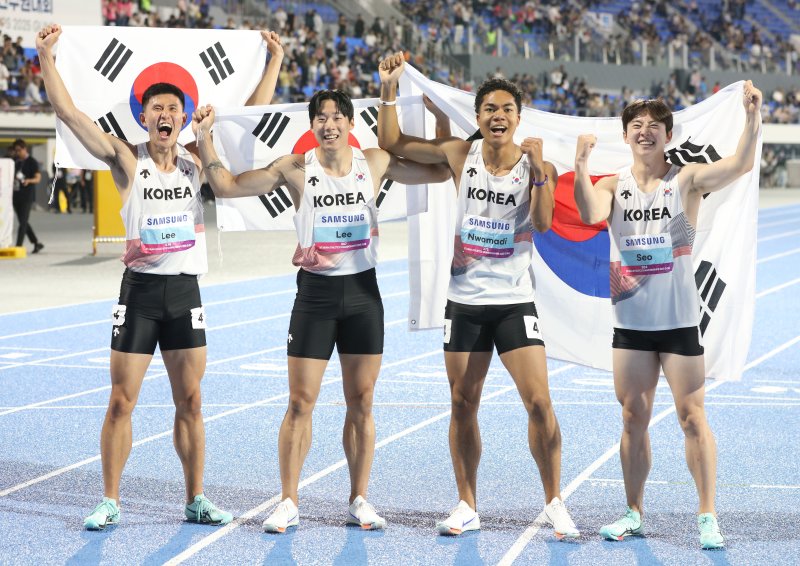 31일 오후 경북 구미시민운동장에서 열린 '2025 구미 아시아육상선수권대회'에서 남자 메이저 바카라사이트 400m에 출전한 대표팀 선수들이 결선에서 1위로 들어온 뒤 기뻐하고 있다. 왼쪽부터 이준혁(국군체육부대), 이재성(광주시청), 나마디 조엘진(예천군청), 서민준(서천군청).