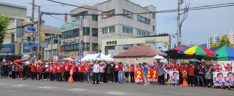 [함안=뉴시스]국민의힘 인기있는바카라사이트 의원이 31일 경남 함안 가야 전통시장에서 마지막 주말 총력 유세전을 펼치고 있다.(사진=인기있는바카라사이트 의원실 제공) 2025.05.31.photo@newsis.com *재판매 및 DB 금지