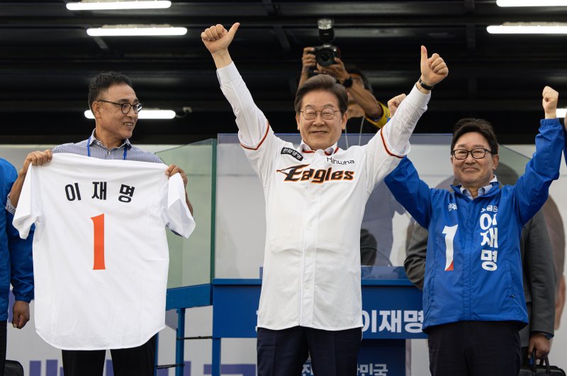 이재명 더불어바카라 카지노당 대통령 후보가 31일 오후 대전 서구 대전시청 앞 보라매공원에서 송진우 전 한화이글스 투수가 전달한 유니폼을 입고 손을 들어보이고 있다. 2025.5.31/바카라 카지노1 ⓒ News1 이재명 기자