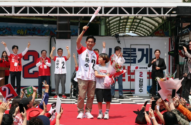 [속초=해외 바카라 사이트] 고승민 기자 = 김문수 국민의힘 대선 후보가 31일 강원 속초 관광수산시장에서 해외 바카라 사이트를 하기 전 선물받은 야구 배트를 들고 포즈를 취하고 있다. 2025.05.31. kkssmm99@newsis.com