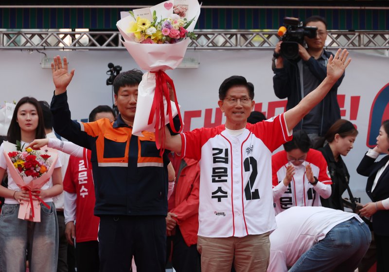 [포항=해외 바카라 사이트] 고승민 기자 = 김문수 국민의힘 대선 후보가 31일 경북 포항 북포항우체국 앞에서 해외 바카라 사이트 전 시민에게 꽃다발을 받은 뒤 포즈를 취하고 있다. 2025.05.31. kkssmm99@newsis.com