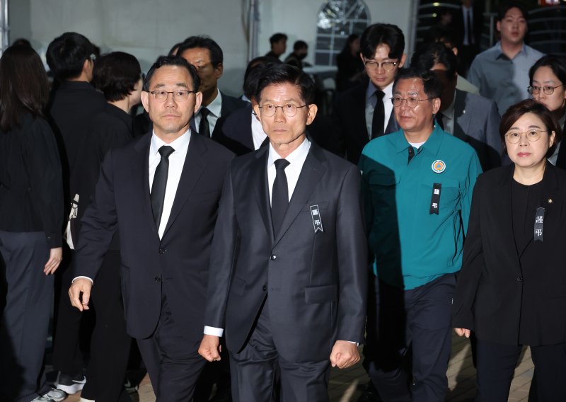 [포항=해외 바카라 사이트] 고승민 기자 = 해외 바카라 사이트 국민의힘 대선 후보가 31일 해군 초계기 사고 순직 장병 합동분향소가 마련된 경북 포항 해군항공역사관으로 향하고 있다. 2025.05.31. kkssmm99@newsis.com