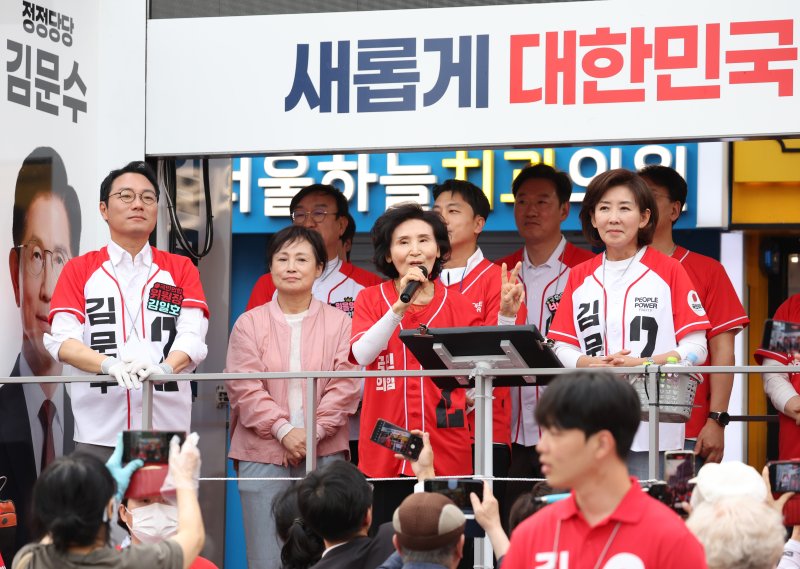 [서울=해외 바카라 사이트] 조수정 기자 = 국민의힘 김문수 대선 후보 배우자 설난영 여사와 나경원 공동선거대책위원장이 31일 서울 동작구 중앙대병원 앞 광장에서 김 후보 지지를 호소하며 집중 해외 바카라 사이트를 하고 있다. 2025.05.31. chocrystal@newsis.com