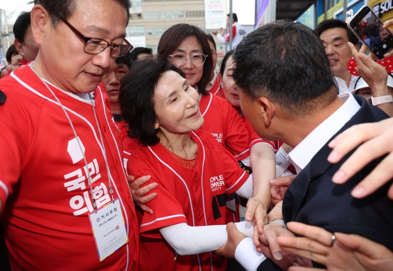 [서울=해외 바카라 사이트] 조수정 기자 = 김문수 국민의힘 대선 후보 배우자 설난영 여사가 31일 서울 동작구 중앙대병원 앞 광장에서 김 후보의 지지를 호소하며 집중해외 바카라 사이트를 마친 뒤 지지자와 악수하고 있다. 2025.05.31. chocrystal@newsis.com