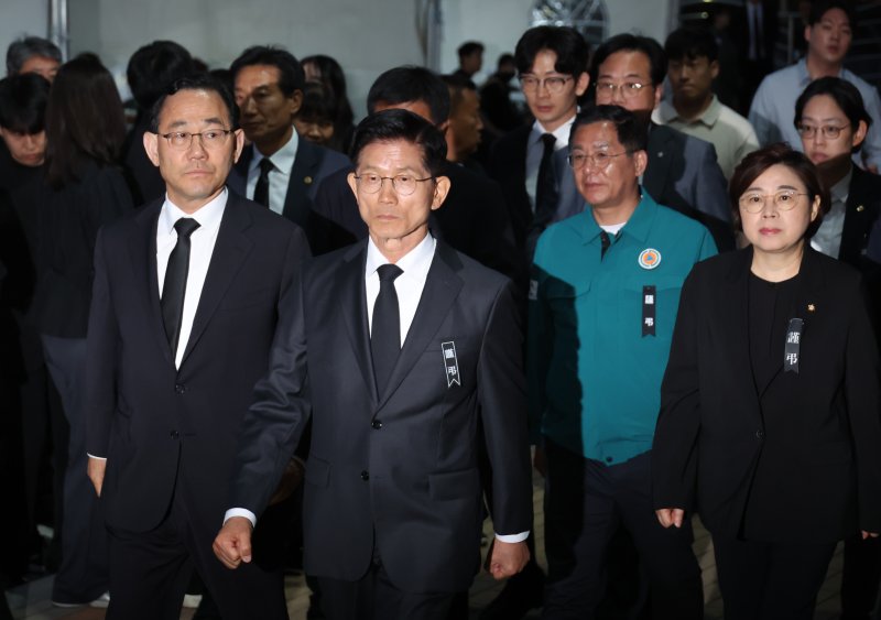 [포항=뉴시스] 고승민 기자 = 김문수 국민의힘 대선 후보가 31일 바카라사이트 뱃무브 초계기 사고 순직 장병 합동분향소가 마련된 경북 포항 바카라사이트 뱃무브항공역사관으로 향하고 있다. 2025.05.31. kkssmm99@newsis.com