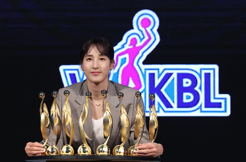 24일 서울 용산구 드래곤 시티 호텔에서 열린 '하나은행 2024~2025 여자프로농구' 정규리그 시상식에서 정규리그 MVP를 수상한 우리은행 김단비가 기념촬영을 하고 있다. 2025.2.24/바카라사이트 카지노판1 ⓒ News1 김성진 기자