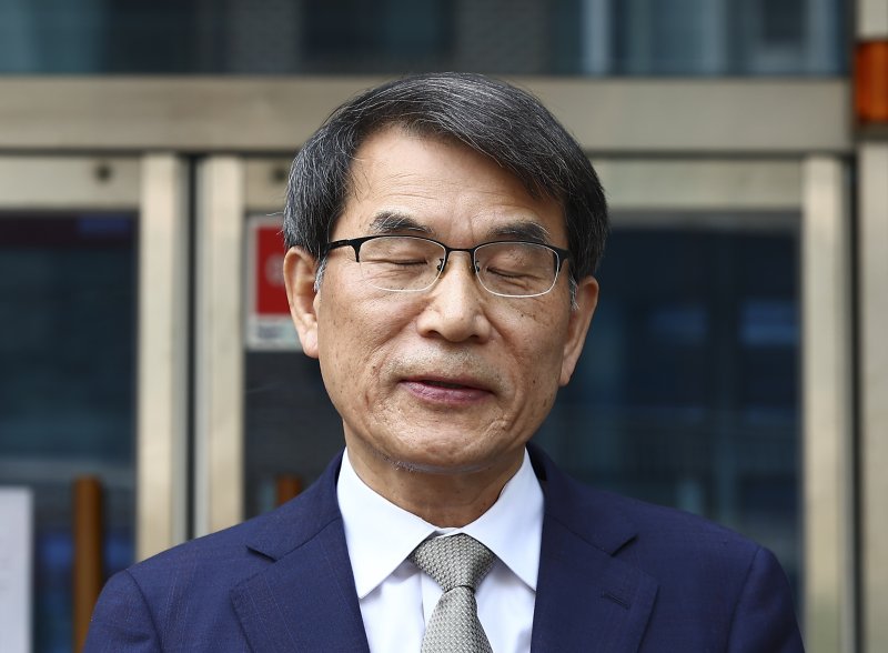 [서울=뉴시스] 김근수 기자 = 노태악 중앙실시간-바카라사이트장이 31일 오후 동대문구·성동구 실시간-바카라사이트회 합동청사 앞에서 제21대 대선 사전투표 부실 관리 관련 발언도중 눈을 감고 있다. 2025.05.31. ks@newsis.com