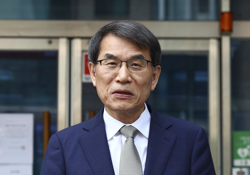 [서울=뉴시스] 김근수 기자 = 노태악 중앙실시간-바카라사이트장이 31일 오후 동대문구·성동구 실시간-바카라사이트회 합동청사 앞에서 제21대 대선 사전투표 부실 관리 관련 발언하고 있다. 2025.05.31. ks@newsis.com
