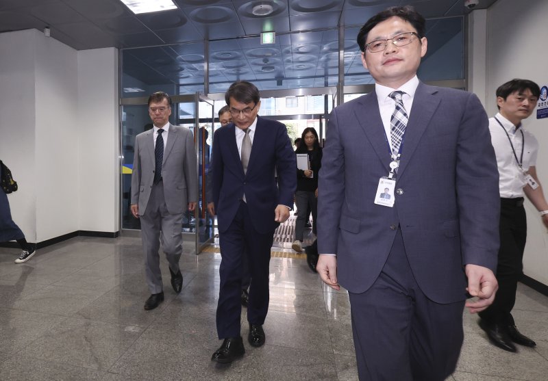 [서울=뉴시스] 김근수 기자 = 노태악 중앙실시간-바카라사이트장이 31일 오후 동대문구·성동구 실시간-바카라사이트회 합동청사에서 제21대 대선 사전투표로 진행된 우편투표 수량확인 점검을 위해 이동하고 있다. 2025.05.31. ks@newsis.com