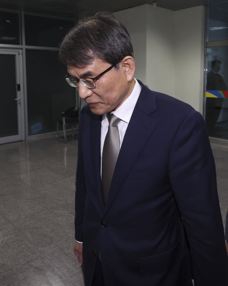[서울=뉴시스] 김근수 기자 = 노태악 중앙실시간-바카라사이트장이 31일 오후 동대문구·성동구 실시간-바카라사이트회 합동청사에서 제21대 대선 사전투표로 진행된 우편투표 수량확인 점검을 위해 이동하고 있다. 2025.05.31. ks@newsis.com
