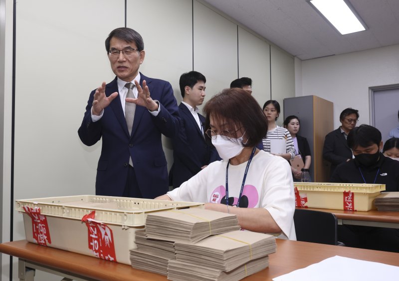 [서울=뉴시스] 김근수 기자 = 노태악 중앙실시간-바카라사이트장이 31일 오후 동대문구·성동구 실시간-바카라사이트회 합동청사에서 제21대 대선 사전투표로 진행된 우편투표 수량 확인 작업을 점검하고 있다. 2025.05.31. ks@newsis.com