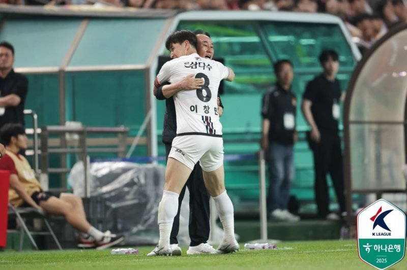 제주 SK 이창민과 김학범 감독이 기뻐하고 있다. (한국프로축구연맹 제공)