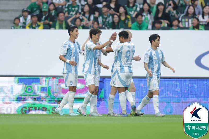 [서울=뉴시스]K리그1 바카라 게임 사이트 이청용 선제골. (사진=한국프로축구연맹 제공)