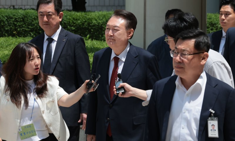 [서울=뉴시스] 사진공동취재단 = 윤석열 전 대통령이 26일 서울 서초구 서울중앙지방법원에서 열린 내란 우두머리 혐의·직권남용 권리행사 방해 혐의 사건 5차 오전 공판을 마친 뒤 차량으로 향하고 있다. 2025.05.26. photo@newsis.com