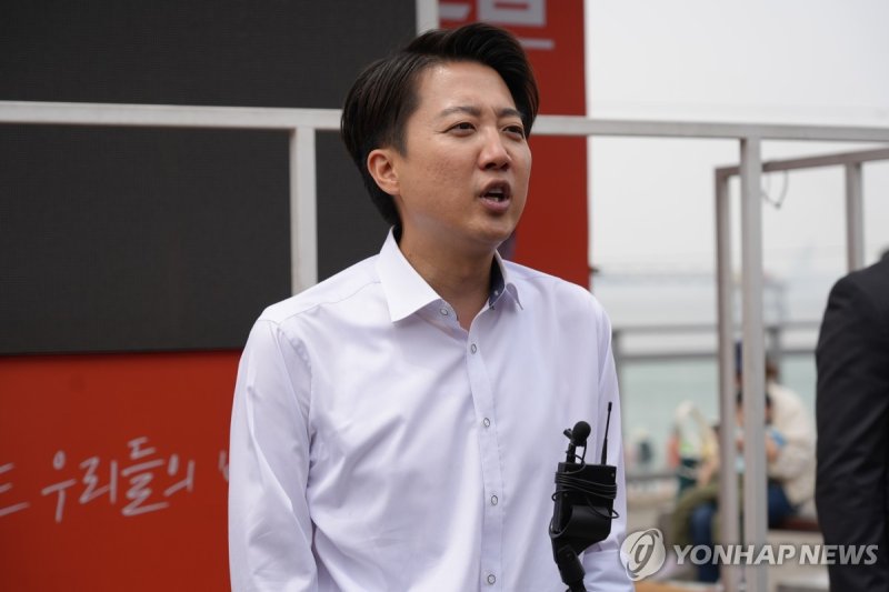 취재진 질문에 답하는 이준석 후보 (출처=연합뉴스)