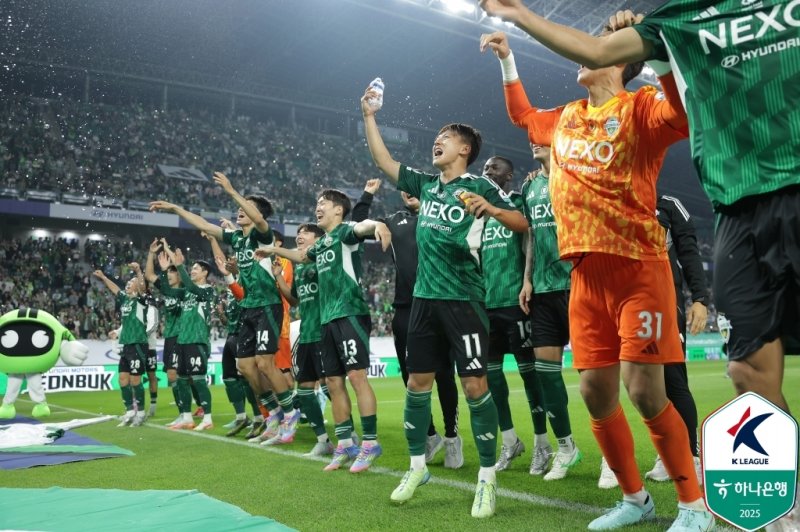 울산과의 경기 마치고 기뻐하는 전북 선수들 (출처=연합뉴스)