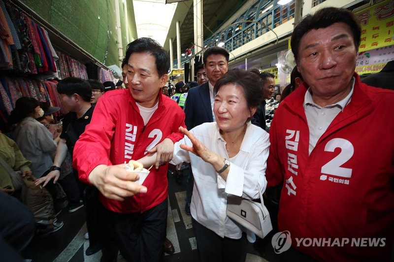 서문시장 방문한 박근혜 (출처=연합뉴스)