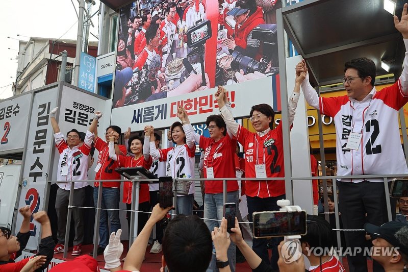영등포 타임스퀘어서 유세하는 설난영 여사 (출처=연합뉴스)