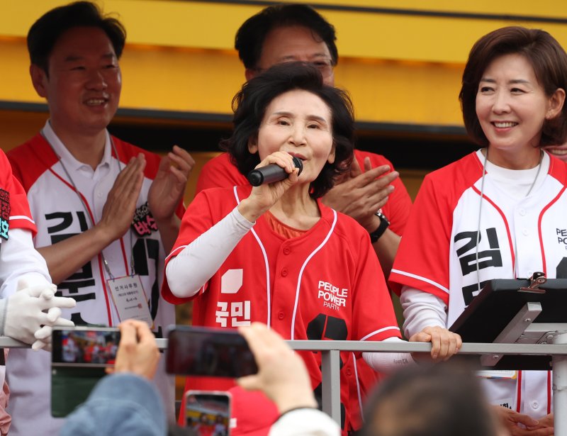 [서울=뉴시스] 조수정 기자 = 국민의힘 김문수 대선 후보 배우자 에볼루션 바카라 여사와 나경원 공동선거대책위원장이 31일 서울 동작구 중앙대병원 앞 광장에서 김 후보 지지를 호소하며 집중 유세를 하고 있다. 2025.05.31. chocrystal@newsis.com