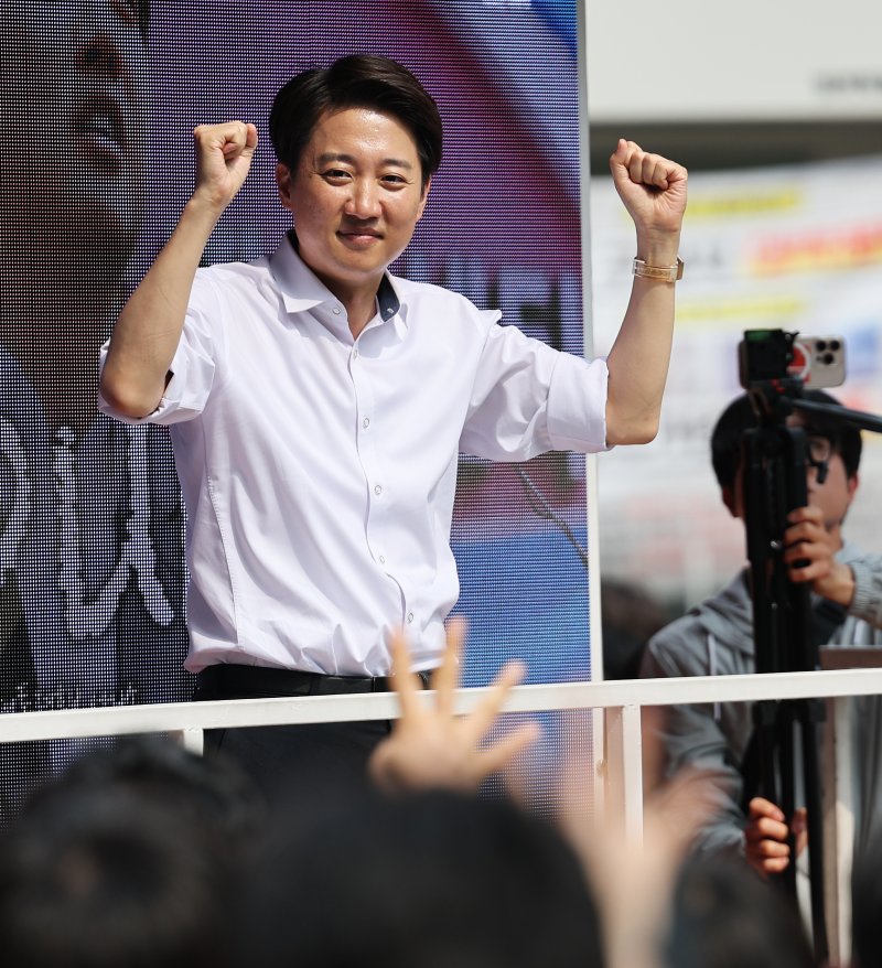 안전한 바카라사이트 산타카지노 개혁신당 대통령 후보가 제21대 대통령 선거를 사흘 앞둔 31일 오후 경기 안양시 평촌로데오거리에서 열린 유세에서 막판 지지를 호소하고 있다. 2025.5.31/안전한 바카라사이트 산타카지노1 ⓒ News1 오대일 기자