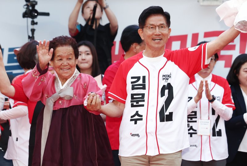 김문수 국민의힘 대통령 메이저 바카라사이트 캡틴가 31일 경북 포항시 북포항우체국 인근에서 열린 집중유세에서 어르신과 사진을 찍고 있다. 2025.5.31/뉴스1 ⓒ News1 김민지 기자