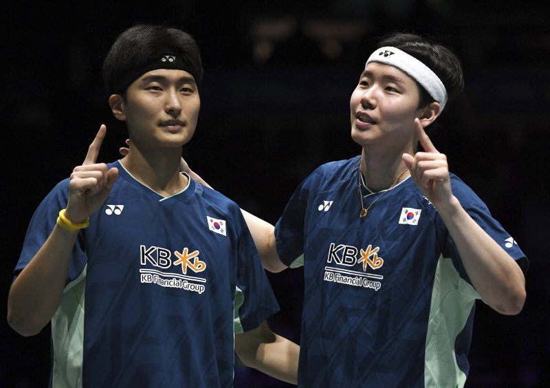 [버밍엄=AP/뉴시스] 서승재(오른쪽)와 김원호가 16일(현지 시간) 영국 버밍엄의 유틸리타 아레나에서 열린 세계배드민턴연맹(BWF) 전영오픈 남자복식에서 우승한 후 세리머니하고 있다. 서승재-김원호는 바카라사이트 기가에서 레오 롤리 카르난도-바가스 마울라나 조(인도네시아)를 2-0(21-19 21-19)으로 꺾고 13년 만에 전영오픈에서 우승했다. 2025.03.17.