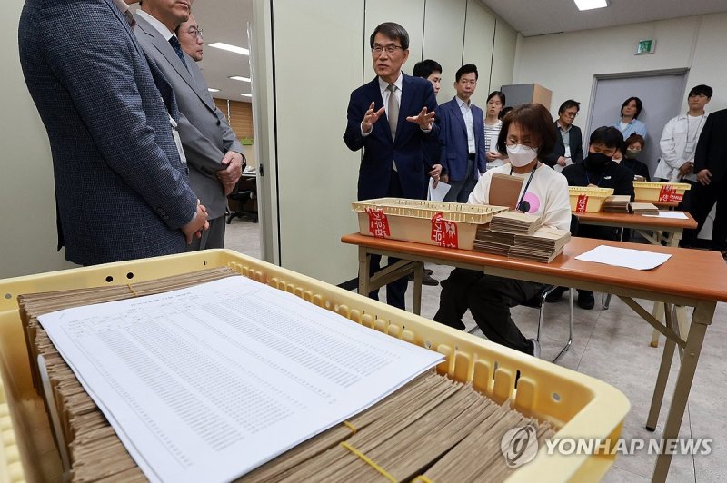 노태악 선관위원장, 회송용 봉투 접수 과정 점검 (출처=연합뉴스)