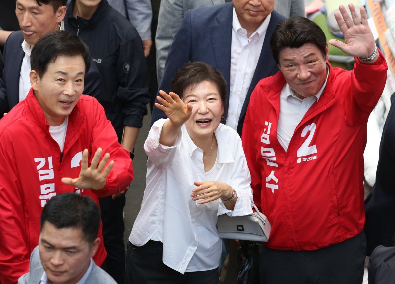 바카라사이트 목록 전 대통령이 31일 오후 대구 중구 서문시장을 찾아 구름 인파 속을 지나며 시민들과 인사하고 있다. 2025.5.31/뉴스1 ⓒ News1 공정식 기자