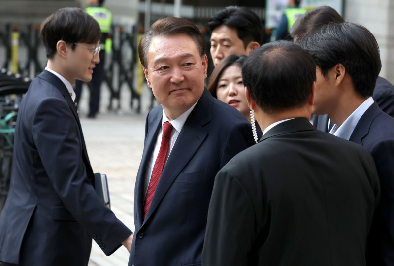 윤석열 전 온라인 바카라이 26일 오후 서울 서초구 중앙지방법원에서 열린 내란 우두머리 혐의, 직권남용 권리행사방해 혐의 사건 5차 공판을 마친 후 법원을 나서며 지지자들을 보고 있다. 2025.5.26/뉴 스1 2025.5.26/뉴스1 ⓒ News1 사진공동취재단