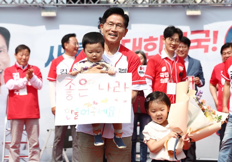 김문수 국민의힘 대통령 바카라사이트가 31일 오전 강원 홍천군 꽃뫼공원에서 유세 중 어린이들과 사진을 찍고 있다. 2025.5.31/뉴스1 ⓒ News1 김민지 기자