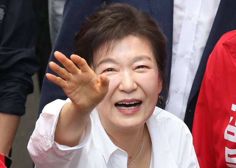 박근혜 전 대통령이 31일 오후 대구 중구 서문시장을 찾아 구름 인파 속을 지나며 시민들과 인사하고 있다. 2025.5.31/바카라사이트1 ⓒ News1 공정식 기자