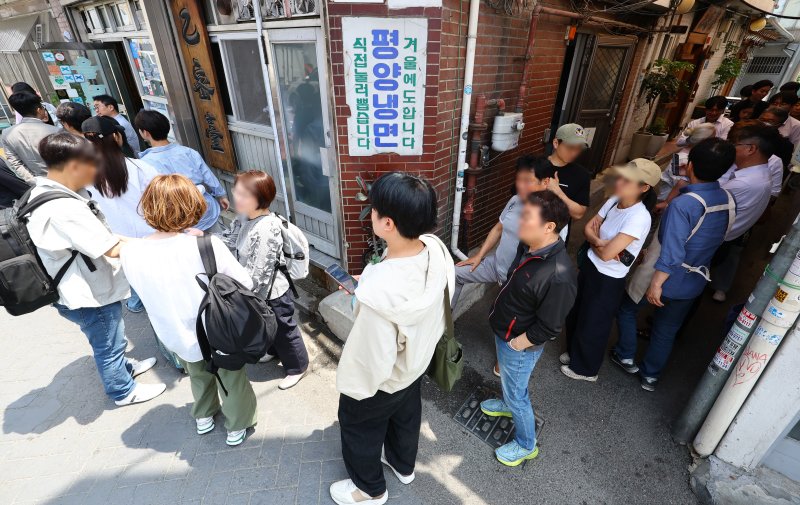 [서울=무료 바카라사이트] 황준선 기자 = 서울의 한낮 기온이 26도를 넘는 등 초여름 무료 바카라사이트를 보인 26일 서울 시내 한 냉면 전문점을 찾은 시민들이 식사를 위해 줄 서 있다. 2025.05.26. hwang@newsis.com