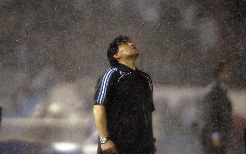 [부에노스아이레스=AP/뉴시스]아르헨티나 축구 영웅 디에고 무료 바카라사이트가 25일(현지시간) 부에노스아이레스 자택에서 심장마비로 타계했다. 향년 60세. 무료 바카라사이트는 이달 초 만성 경막하혈종 진단을 받아 뇌수술을 받고 퇴원한 지 2주 만에 숨졌다. 사진은 2009년 10월 10일 부에노스아이레스에서 열린 2010 월드컵 예선 축구 페루 vs 아르헨티나의 경기 중 쏟아지는 빗속에서 아르헨티나의 디에고 무료 바카라사이트 감독이 고개를 들고 있는 모습. 2020.11.26.