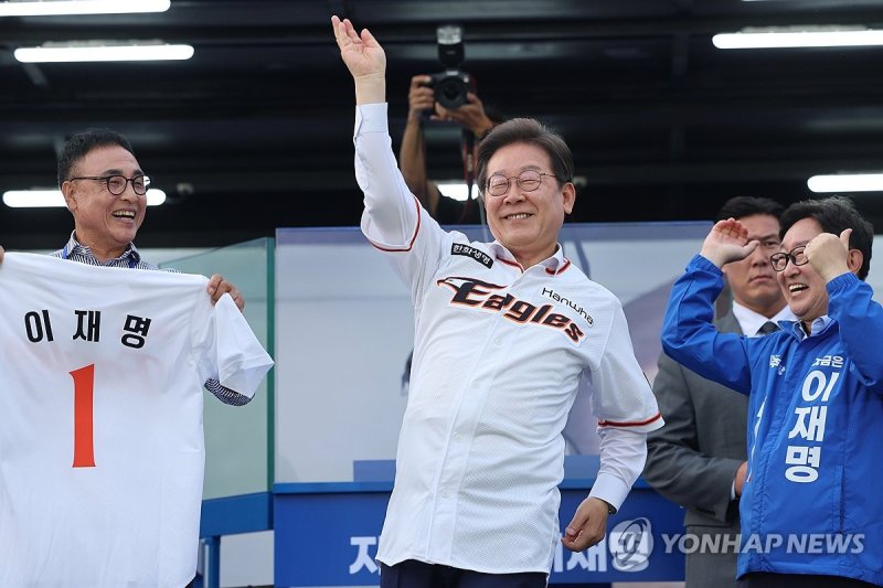 이재명, 송진우의 21번 입고 21대 대선 향해 힘찬 투구 (출처=연합뉴스)