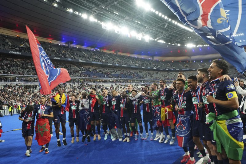 [생드니=AP/뉴시스] 파리 생제르맹(PSG) 선수들이 지난 24일(현지 시간) 프랑스 생드니의 스타드 드 프랑스에서 열린 2025-25 쿠프 드 프랑스(프랑스컵·FA컵) 결승에서 스타드 드 프랭스를 꺾고 우승하며 환호하고 있다. 바카라 사이트이 결장한 PSG는 스타드 드 랭스를 3-0으로 꺾고 대회 2연패와 통산 16번째 우승을 기록했다. 2025.05.25.