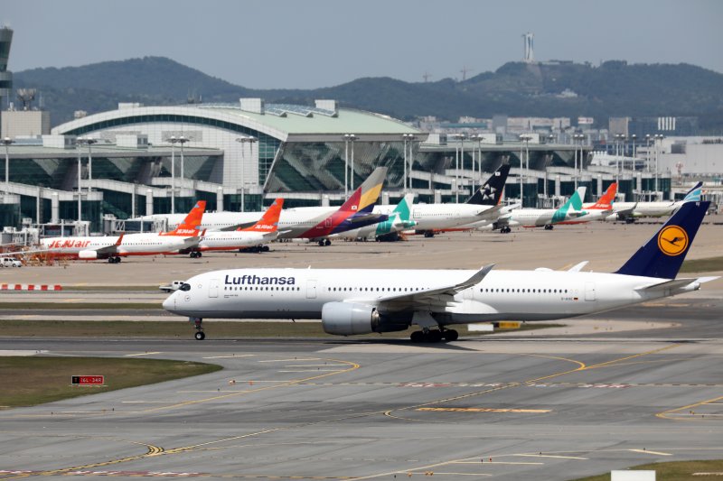 [인천공항=뉴시스] 이영환 기자 = 24일 오후 인천국제공항에서 루프트한자 브랜드토토기가 이륙을 준비하고 있다. 2022.05.24. 20hwan@newsis.com