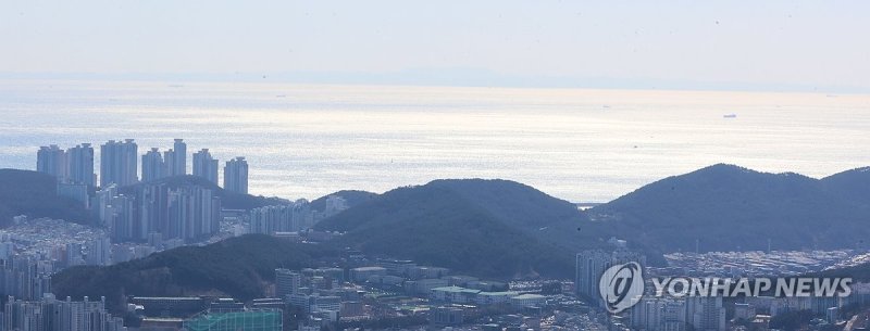 부산 남구 황령산 전망대서 바라본 대마도 (출처=연합뉴스)