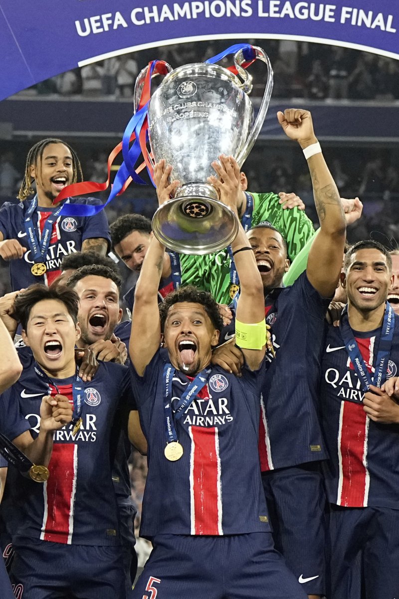 [뮌헨=AP/뉴시스] 프랑스 프로축구 리그앙 파리 생제르맹(PSG)의 도브카지노과 선수단. 2025.05.31.