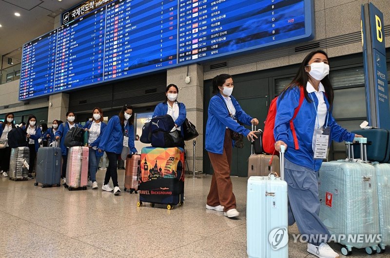 필리핀 가사관리사 인천공항 입국 (출처=연합뉴스)